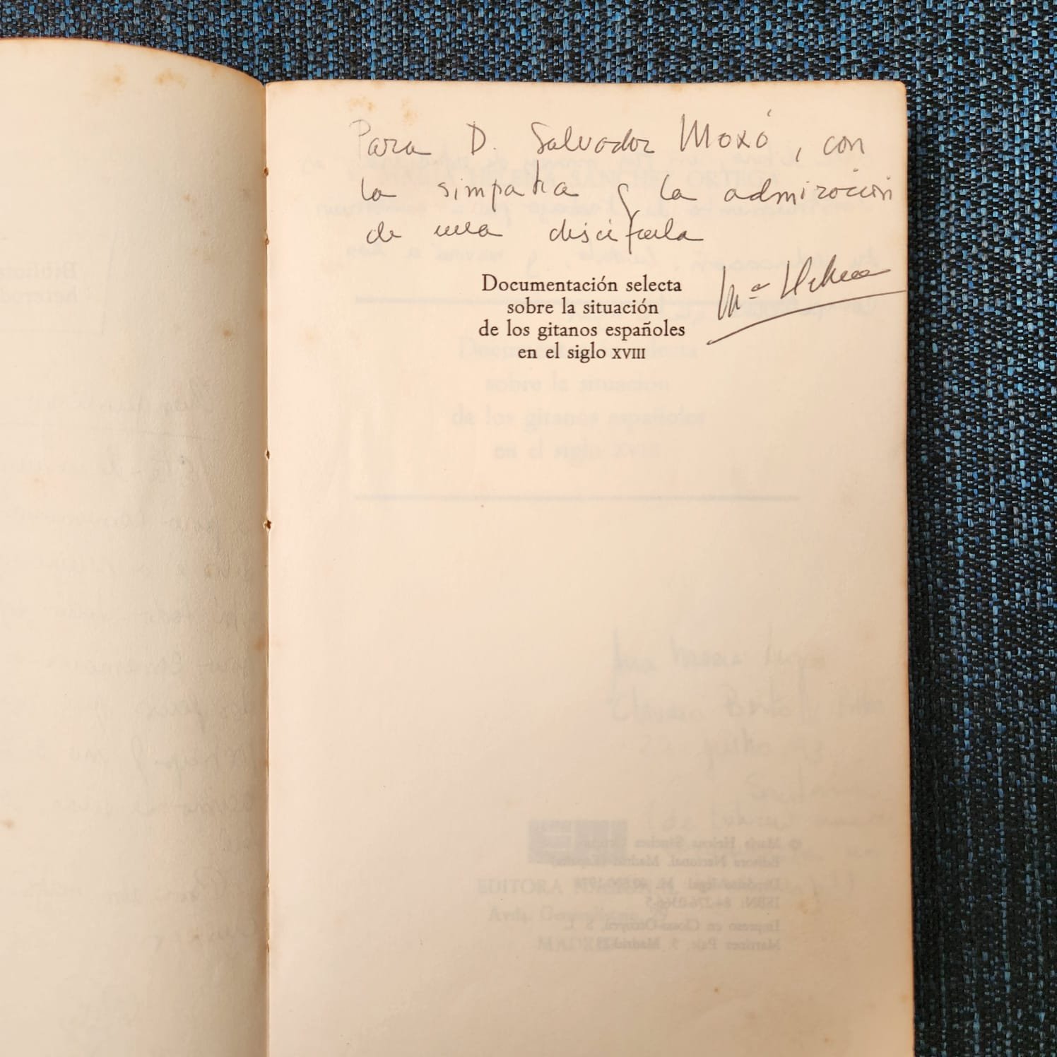 Title page of Documentación selecta sobre la situación de los gitanos españoles en el siglo XVIII with a handwritten dedication and signature by María Helena Sánchez Ortega to Spanish historian Salvador de Moxó.