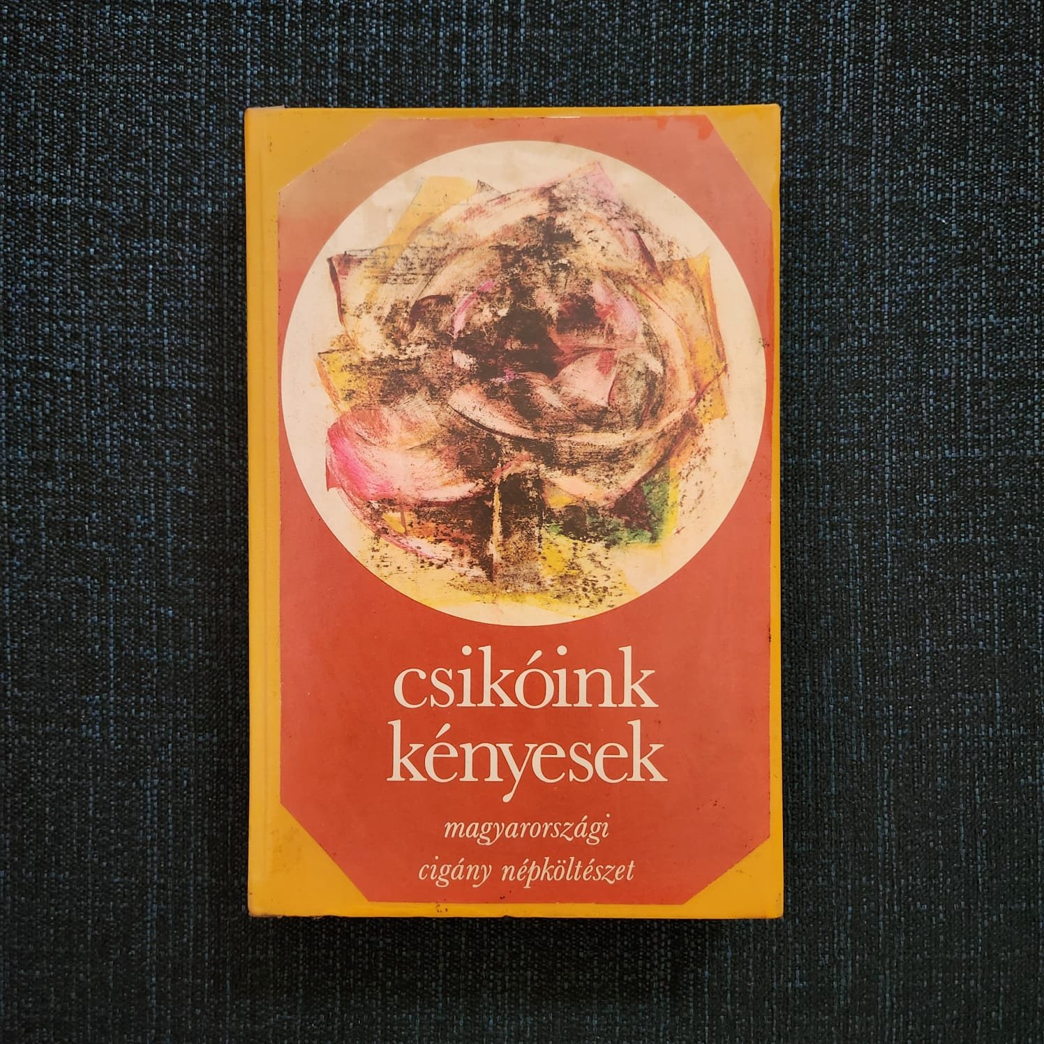 Front cover of Csikóink kényesek: Magyarországi cigány népköltészet, an anthology of Romani folk poetry from Hungary selected by László Szegő and published by Európa Könyvkiadó in 1977.